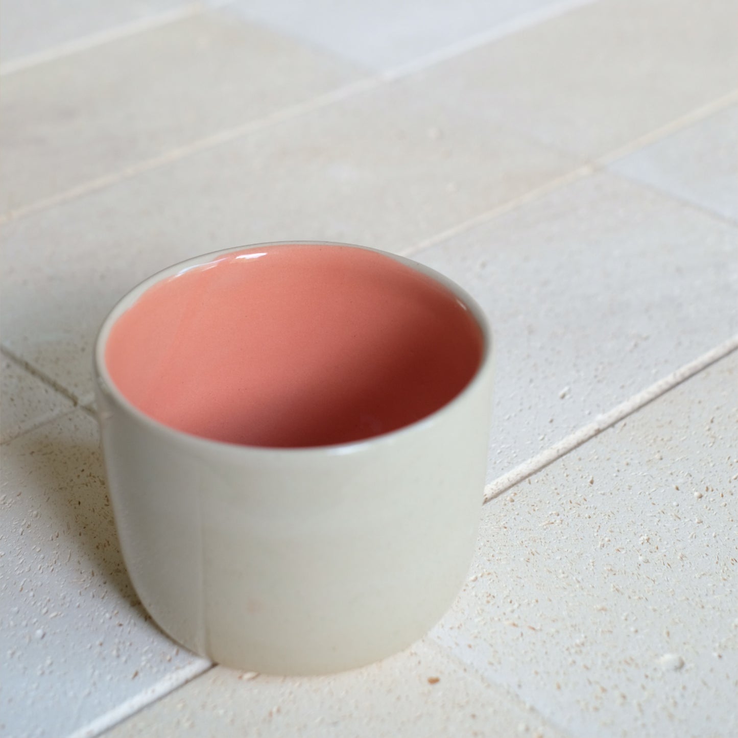 Cappuccino-Becher - Handgefertigt in Natur und Karo mit Apricot/Blau Innenseite