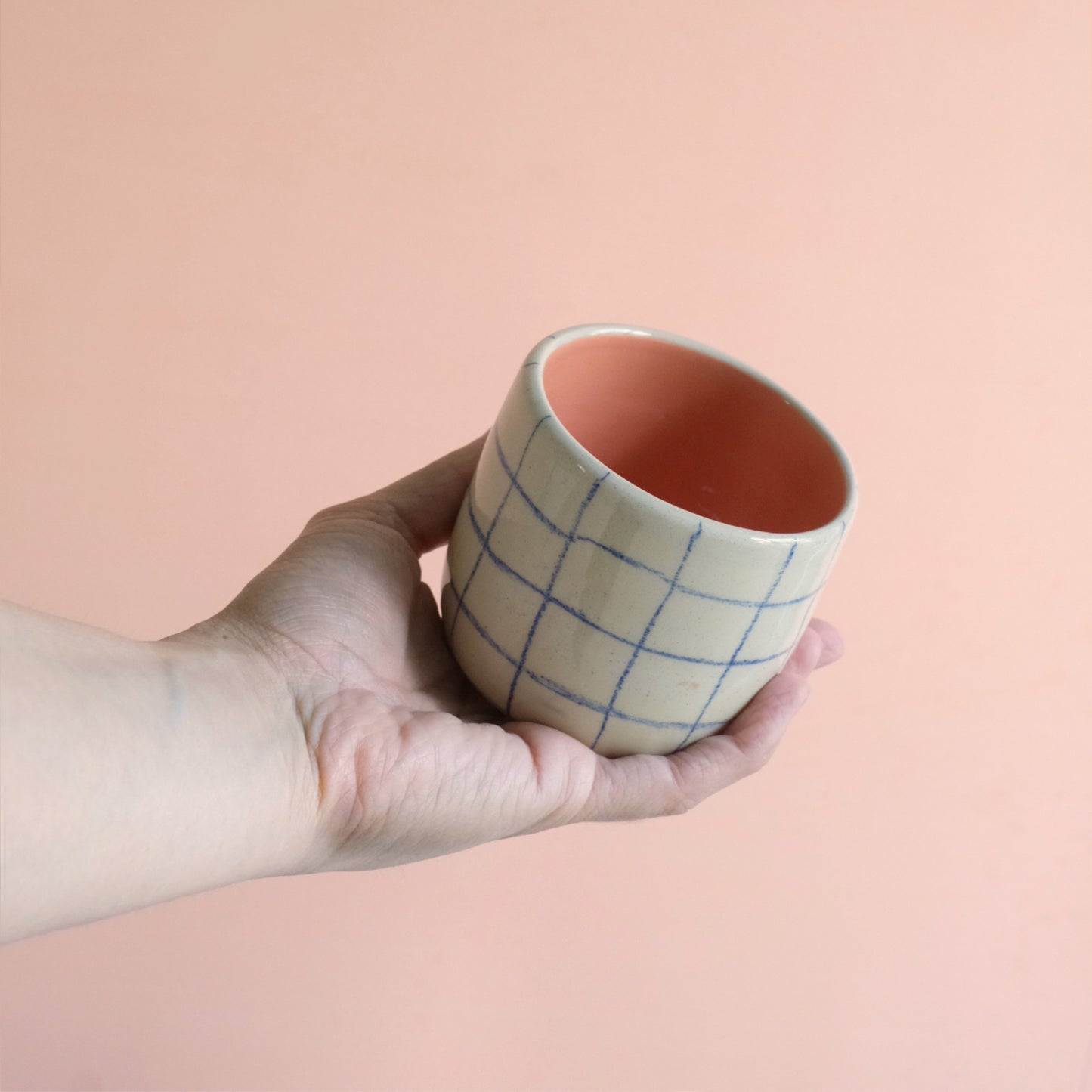Cappuccino-Becher - Handgefertigt in Natur und Karo mit Apricot/Blau Innenseite