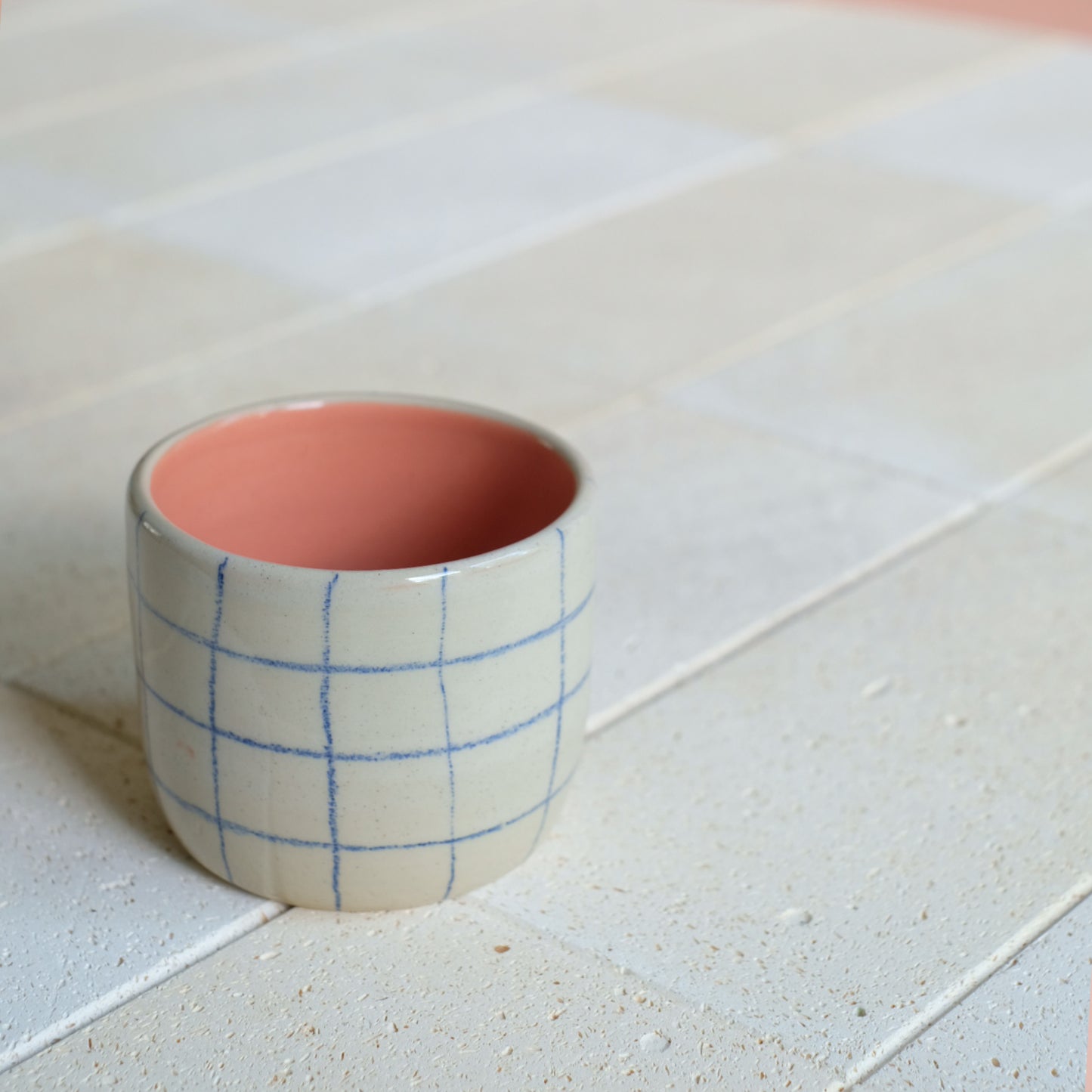 Cappuccino-Becher - Handgefertigt in Natur und Karo mit Apricot/Blau Innenseite