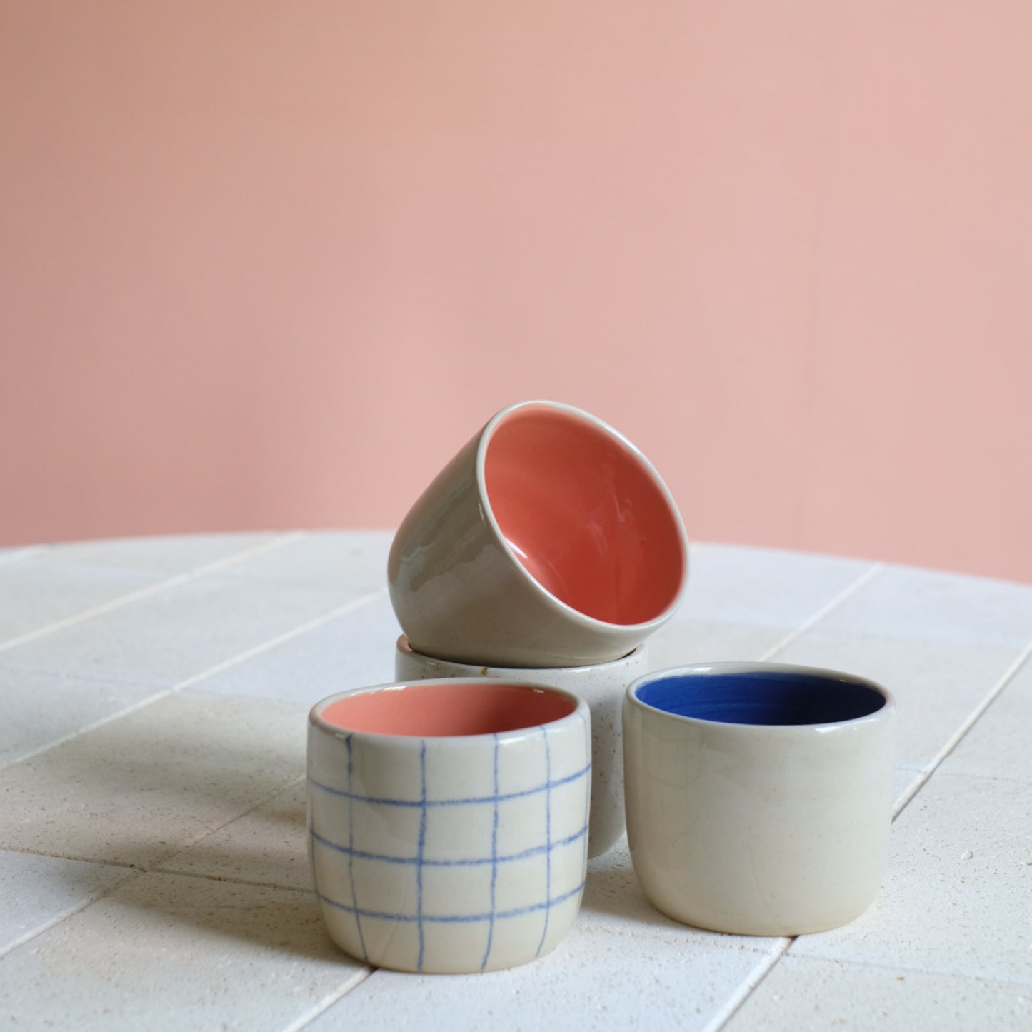 Cappuccino-Becher - Handgefertigt in Natur und Karo mit Apricot/Blau Innenseite