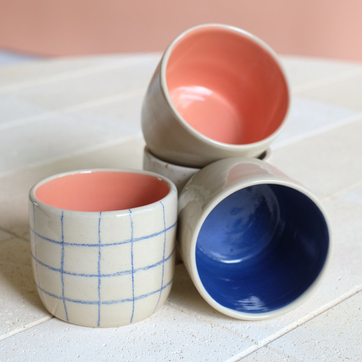 Cappuccino-Becher - Handgefertigt in Natur und Karo mit Apricot/Blau Innenseite