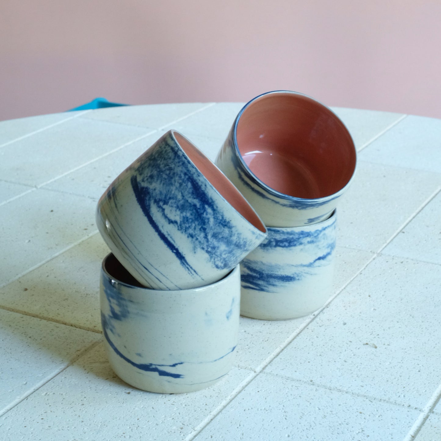 Keramikbecher Swirl Marmor - Handgefertigt in Creme mit Apricot Innenseite