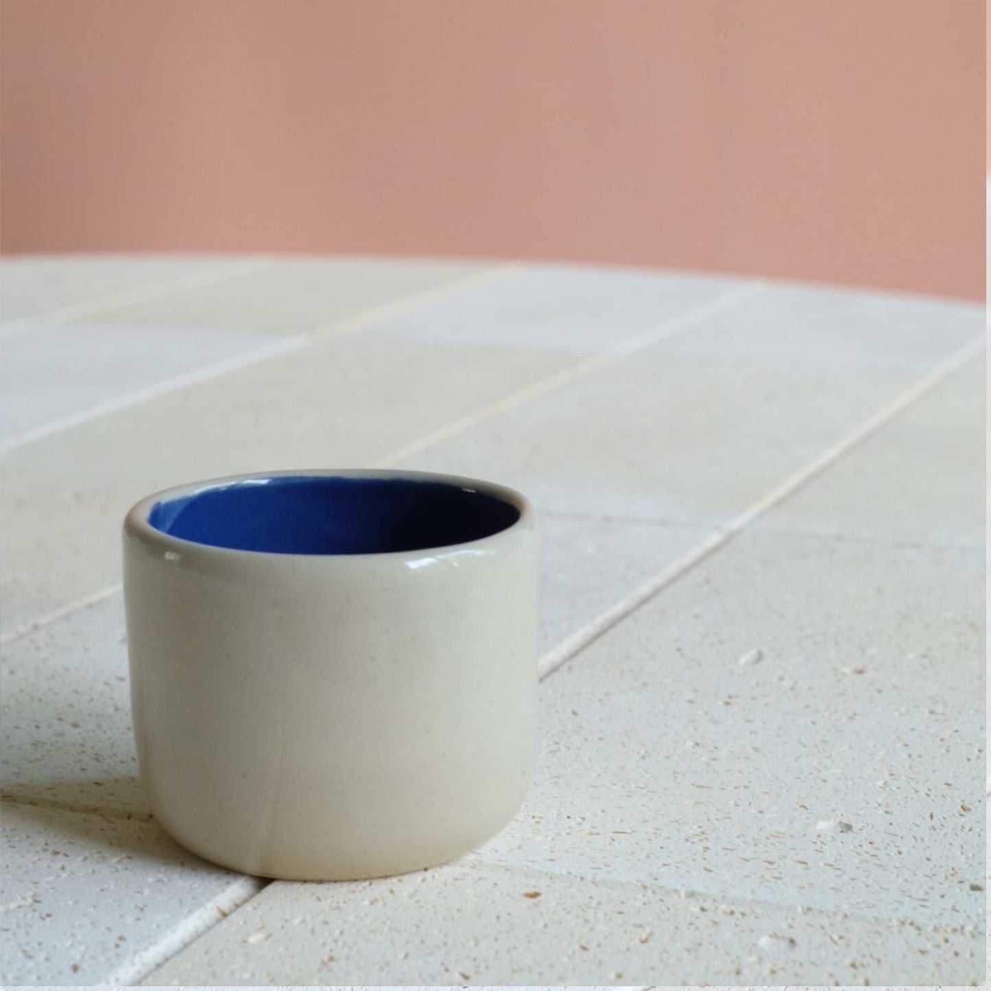 Cappuccino-Becher - Handgefertigt in Natur und Karo mit Apricot/Blau Innenseite