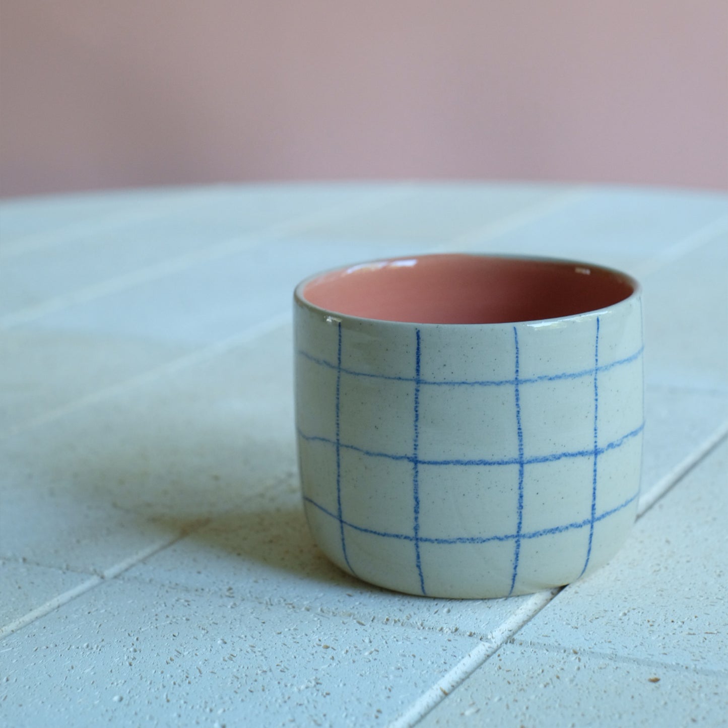 Cappuccino-Becher - Handgefertigt Karo mit Apricot Innenseite