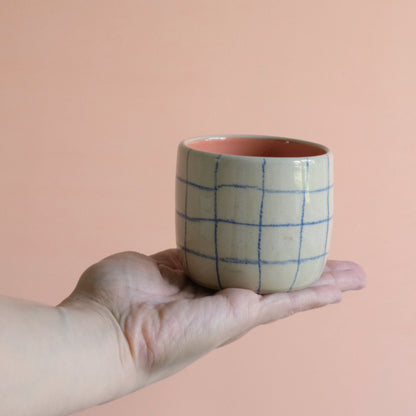 Cappuccino-Becher - Handgefertigt Karo mit Apricot Innenseite
