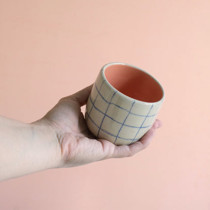 Cappuccino-Becher - Handgefertigt in Natur und Karo mit Apricot/Blau Innenseite