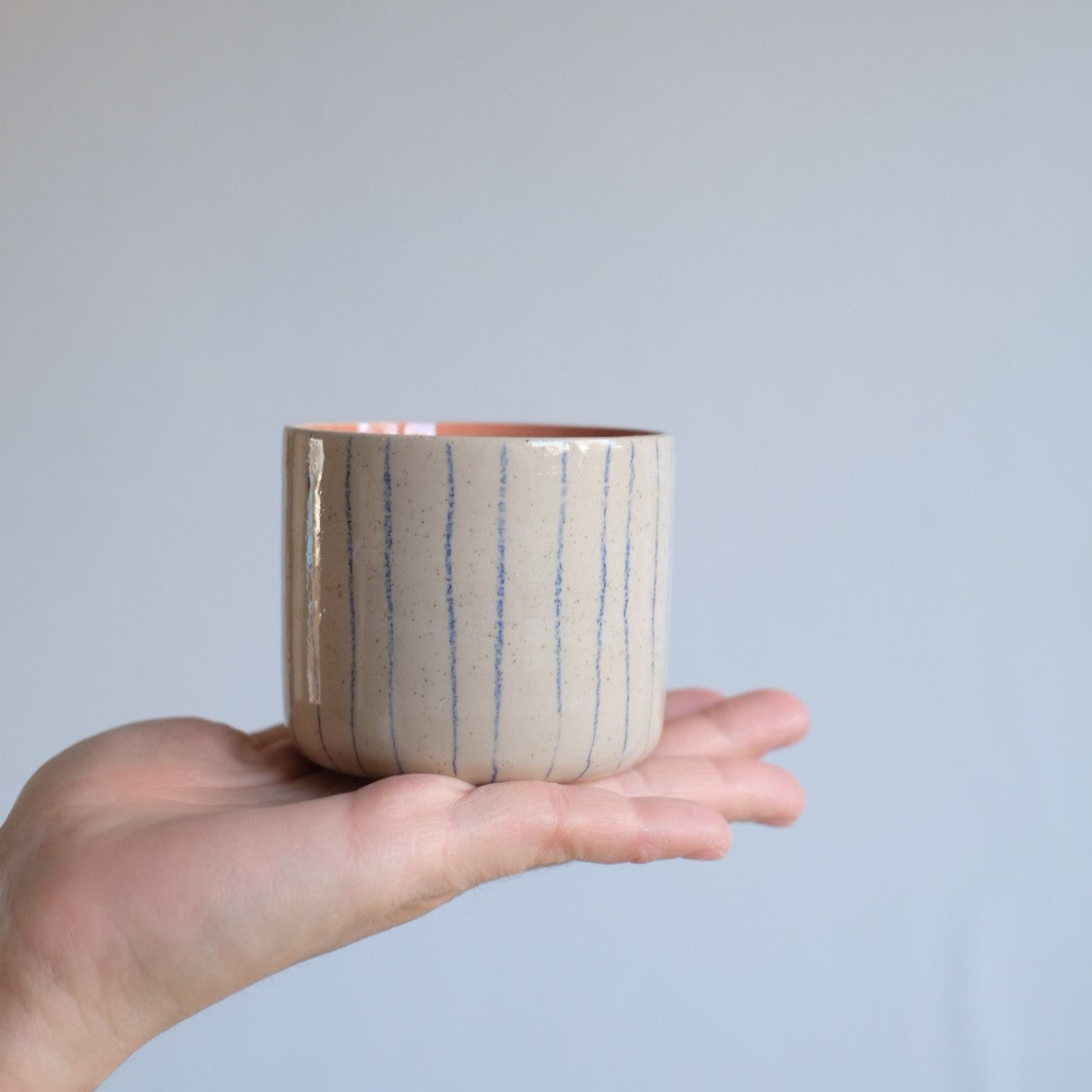 Cappuccino-Becher - Handgefertigt Linien mit Apricot Innenseite