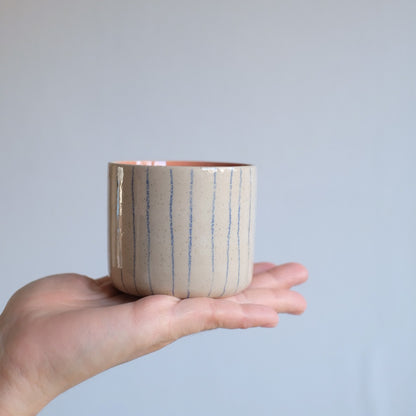 Cappuccino-Becher - Handgefertigt Linien mit Apricot Innenseite
