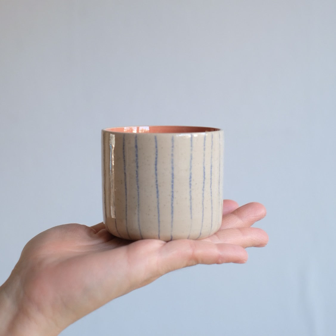 Cappuccino-Becher - Handgefertigt Linien mit Apricot Innenseite