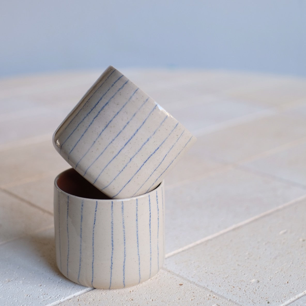 Cappuccino-Becher - Handgefertigt Linien mit Apricot Innenseite