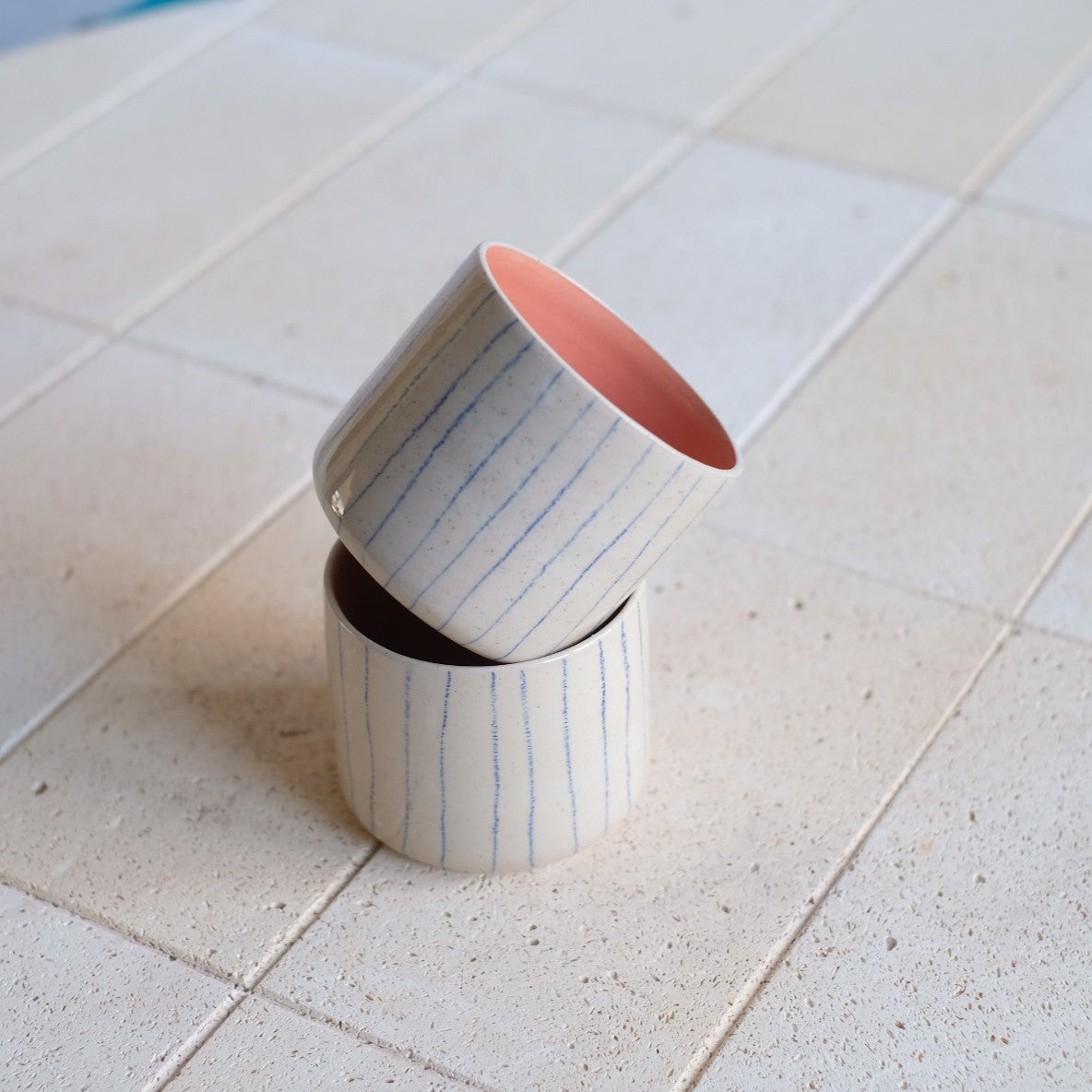 Cappuccino-Becher - Handgefertigt Linien mit Apricot Innenseite