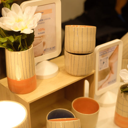 Cappuccino-Becher - Handgefertigt Linien mit Apricot Innenseite