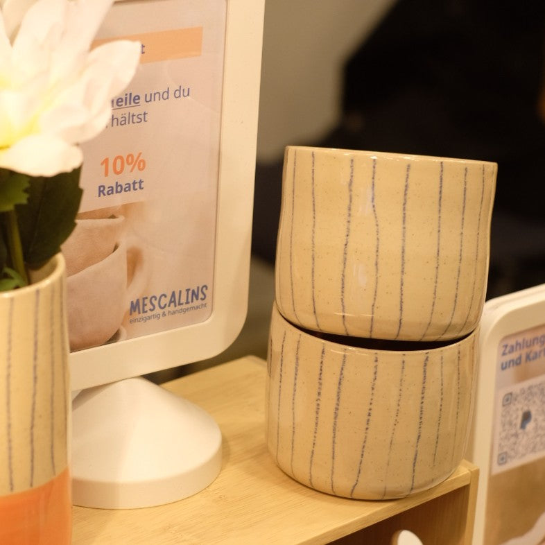 Cappuccino-Becher - Handgefertigt Linien mit Apricot Innenseite