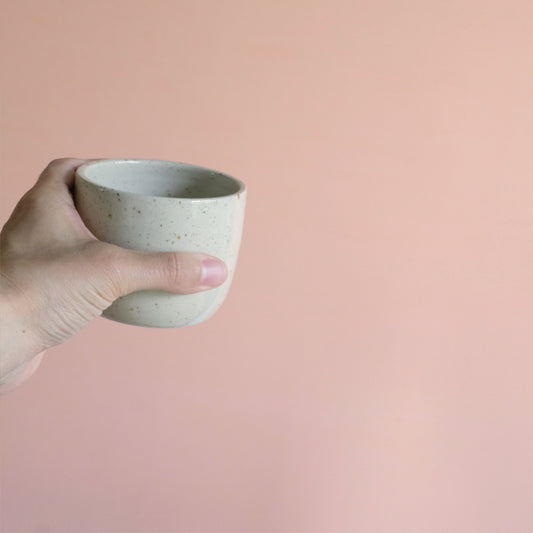 Cappuccino-Becher - Handgefertigt aus hellem Ton mit feinen Pünktchen